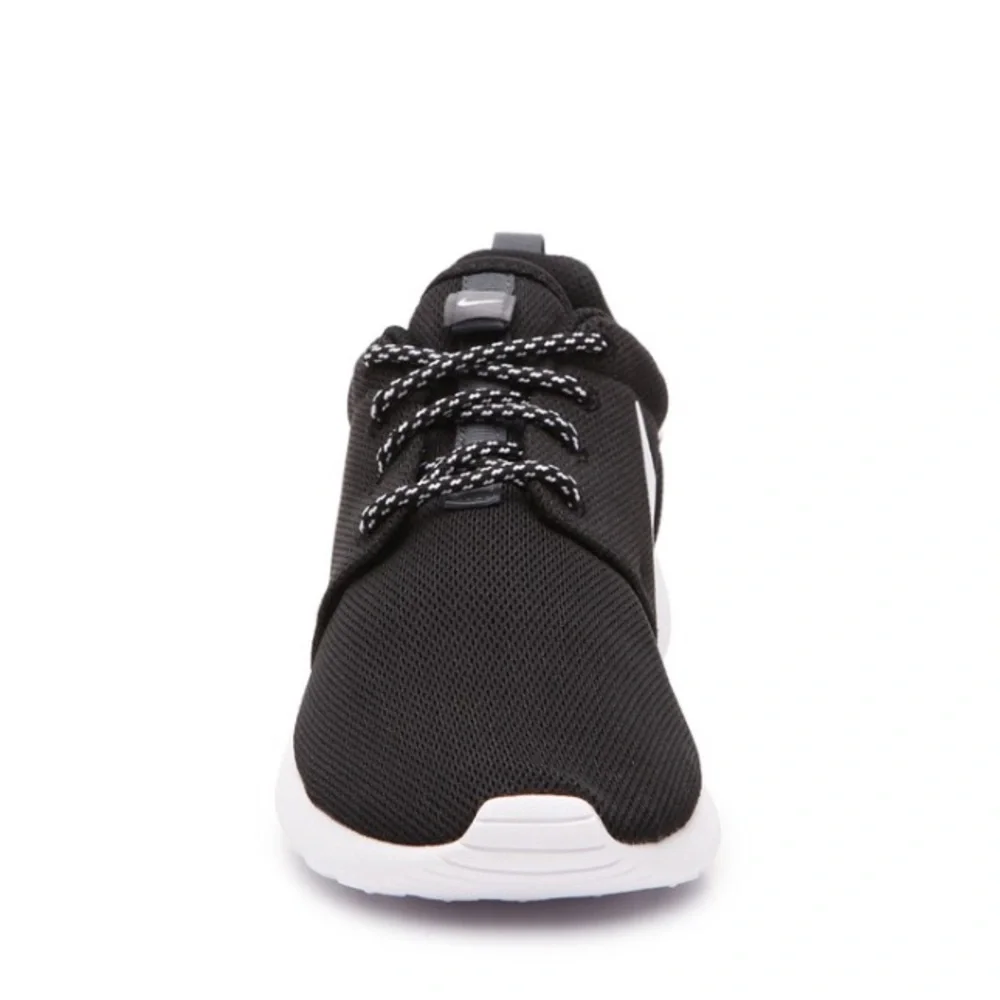 NWT Black Nike Roshe One Women's Sneaker Size 8 - Picture 2 of 12